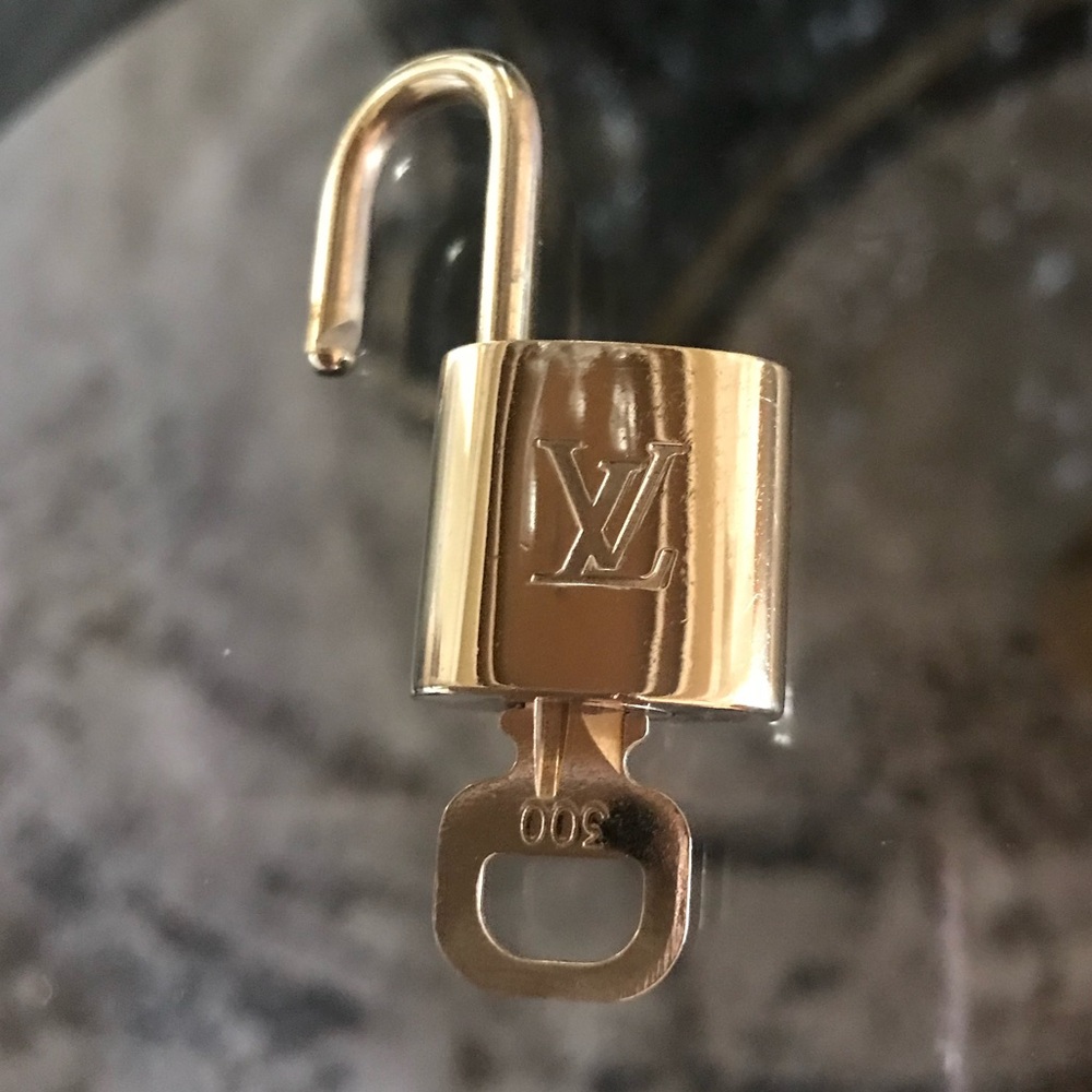 Exquisite Louis Vuitton Lock and Key Set #300
